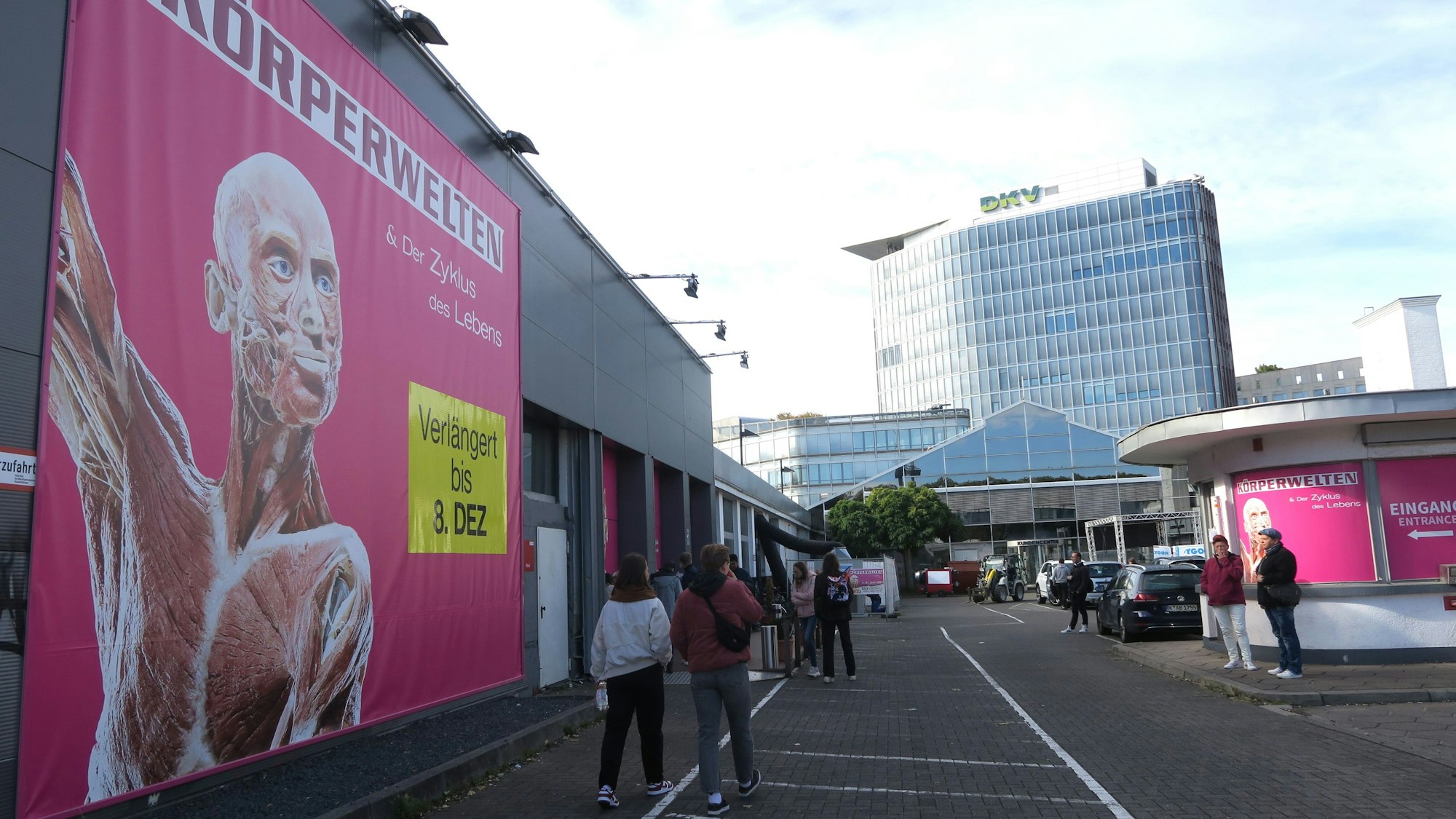 Zu viel Event-Charakter? Im ehemaligen Autohaus an der Oskar-Jäger-Straße ist derzeit noch die Ausstellung „Körperwelten“ zu sehen.