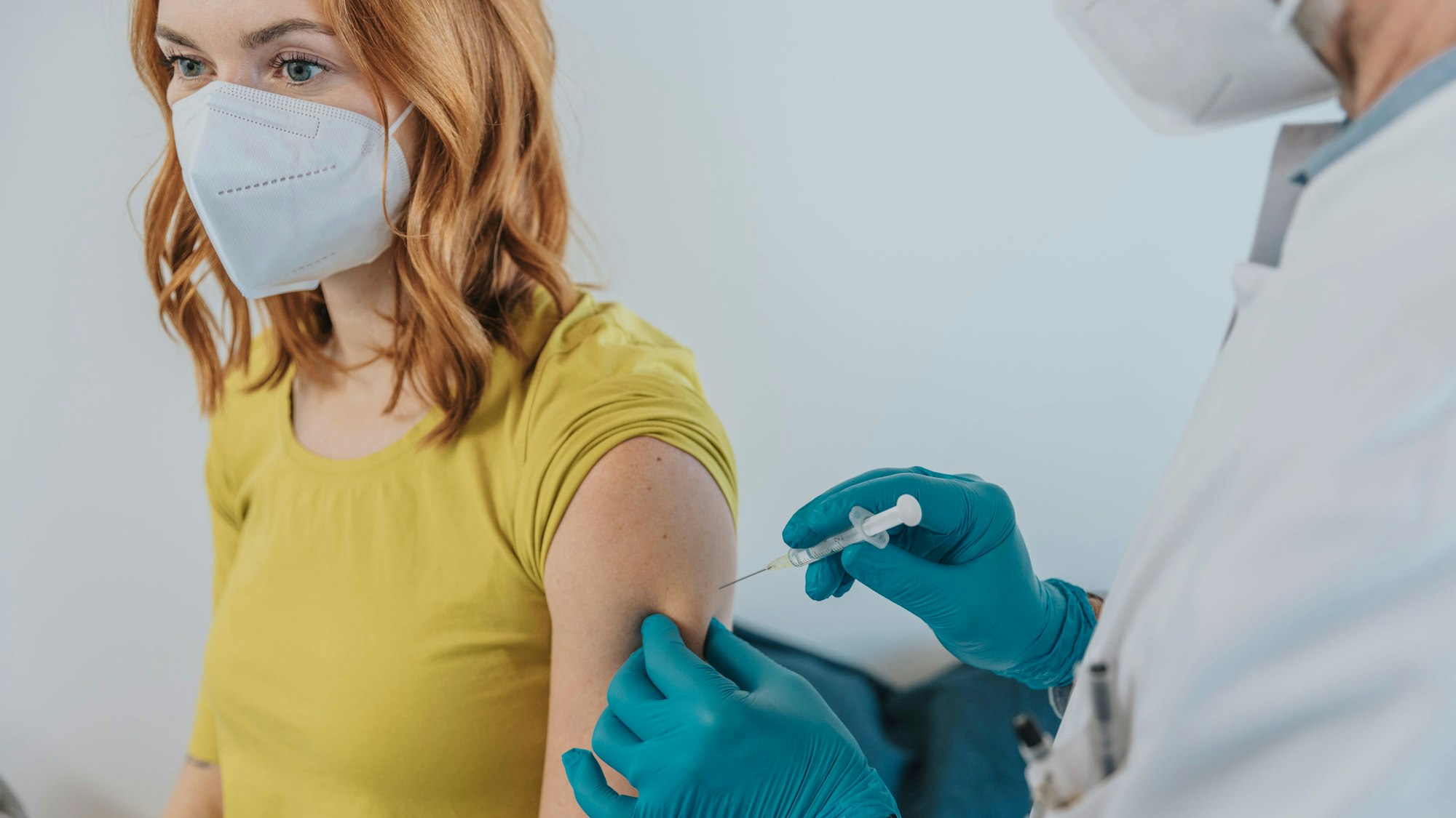 Junge Frau bekommt eine Corona-Impfung
Getty Images/Westend61