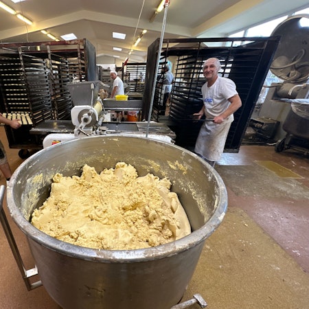 Aus Teig werden in der Keksfabrik Lassche Plätzchen geformt.