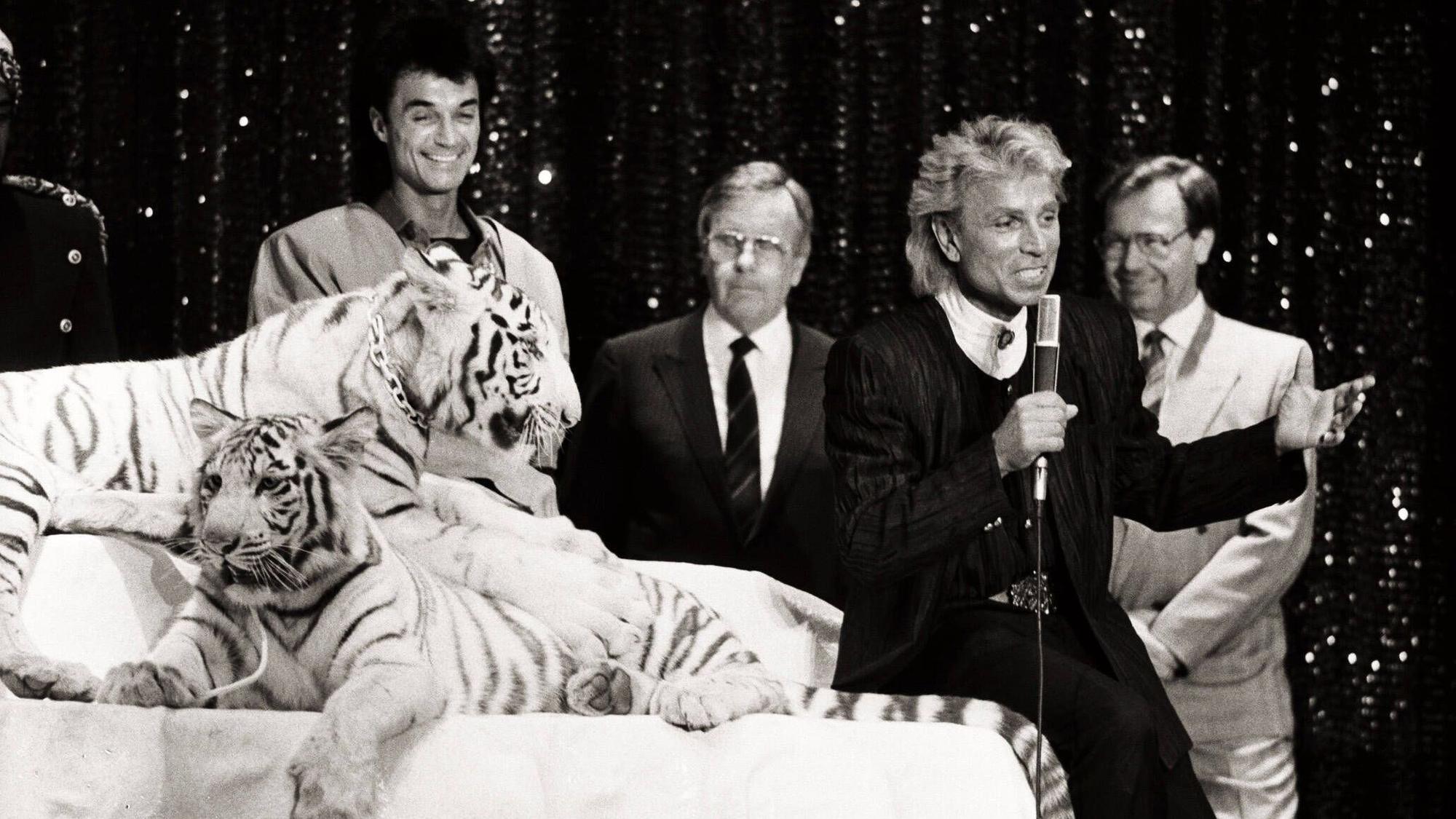 Die Zauber-Show von Siegfried und Roy (hier mit den Phantasialand-Gründern bei der Überreichung der beiden Tiger) in Las Vegas setzte neue Maßstäbe und hatte auch auf die Show im Phantasialand großen Einfluss.