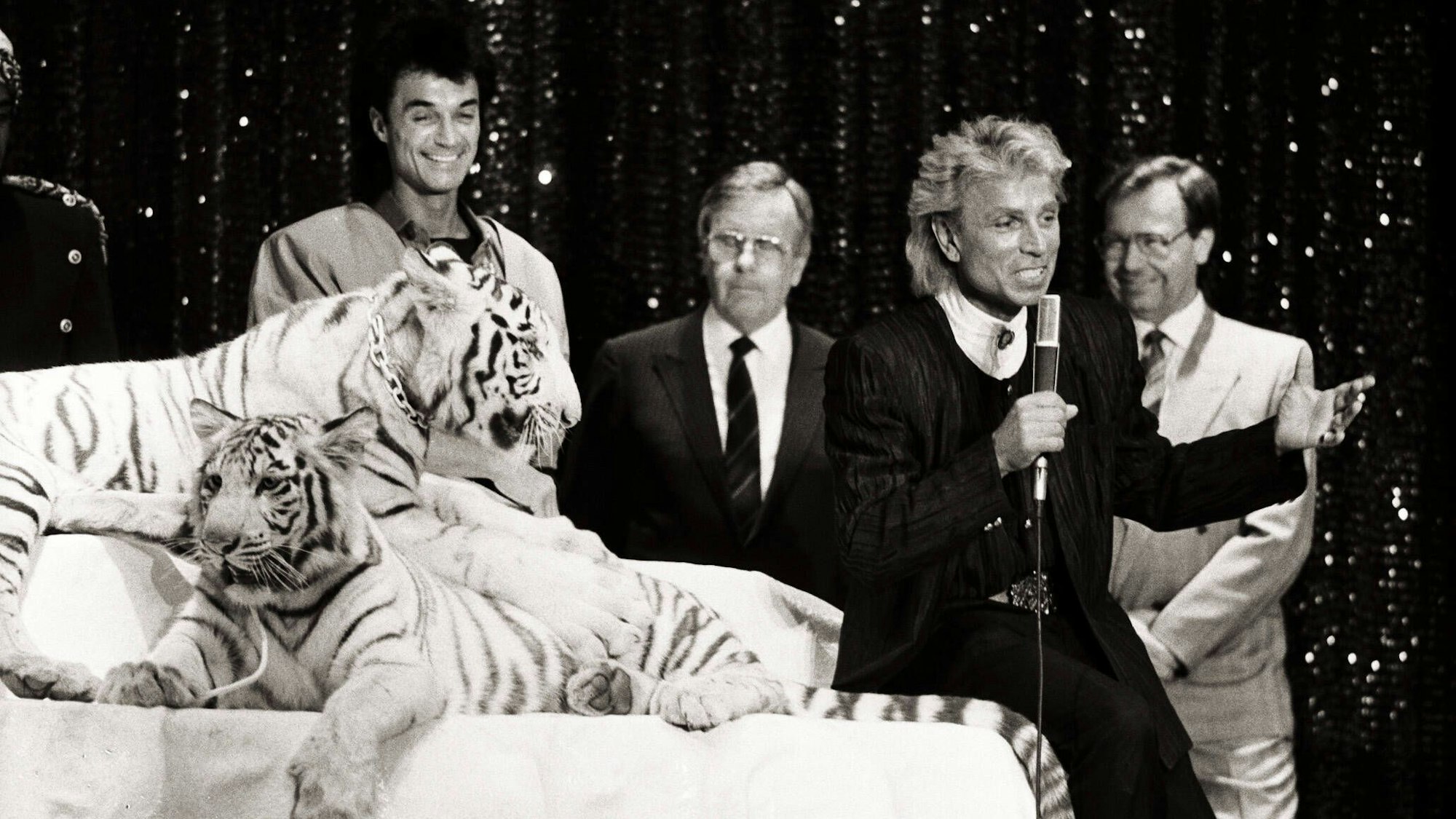 Die Zauber-Show von Siegfried und Roy (hier mit den Phantasialand-Gründern bei der Überreichung der beiden Tiger) in Las Vegas setzte neue Maßstäbe und hatte auch auf die Show im Phantasialand großen Einfluss.