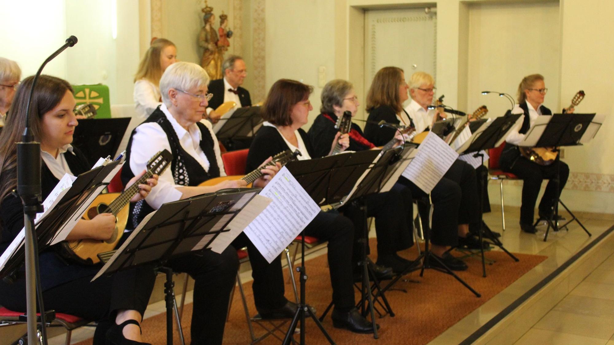 Auf dem Bild ist das Konzert des Mandolinenclubs Königsdorf zu sehen