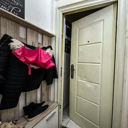 Die Eingangstüre zu einer Wohnung in Reichshof-Denklingen steht einen Spalt weit offen.