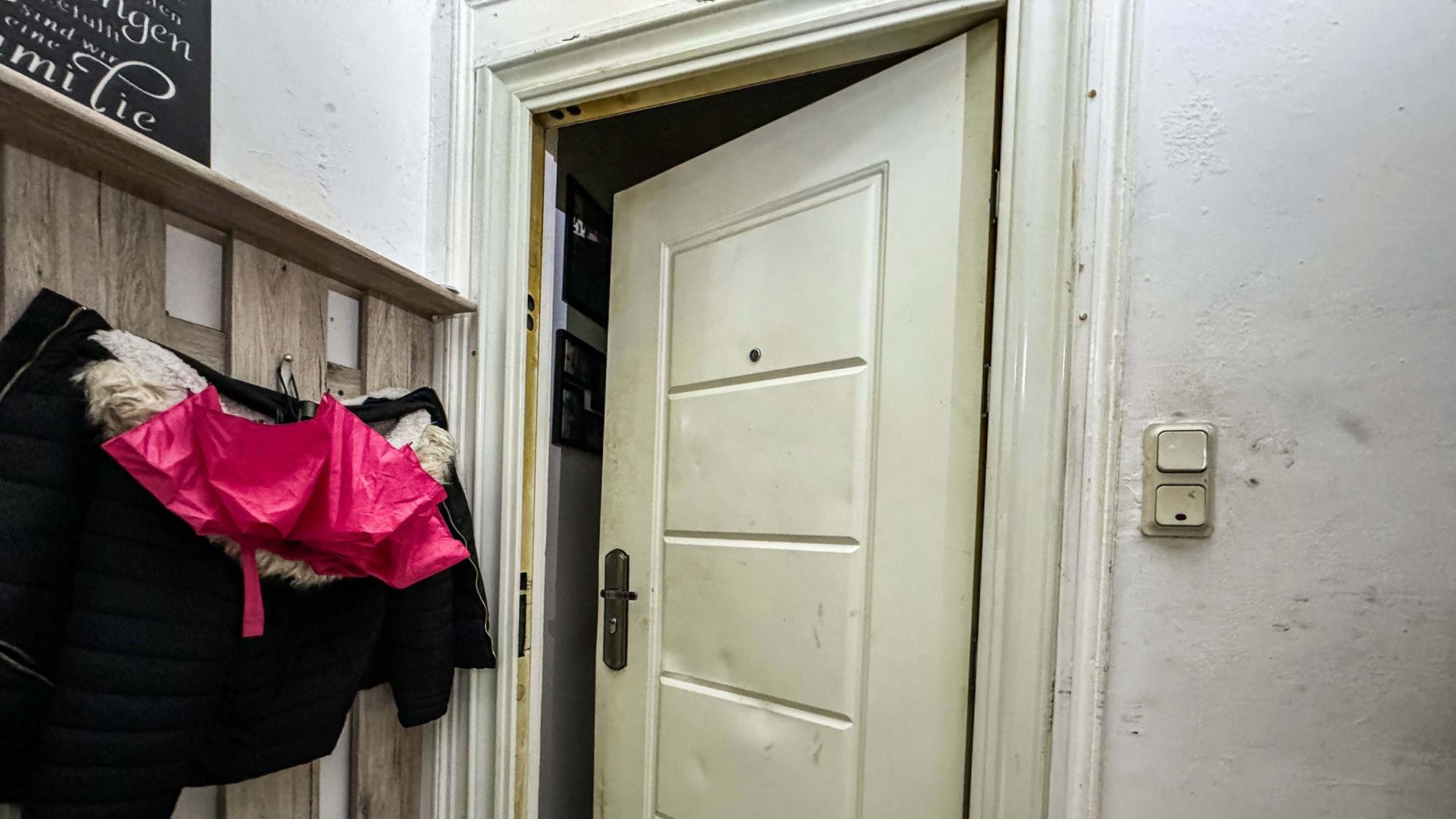 Die Eingangstüre zu einer Wohnung in Reichshof-Denklingen steht einen Spalt weit offen.