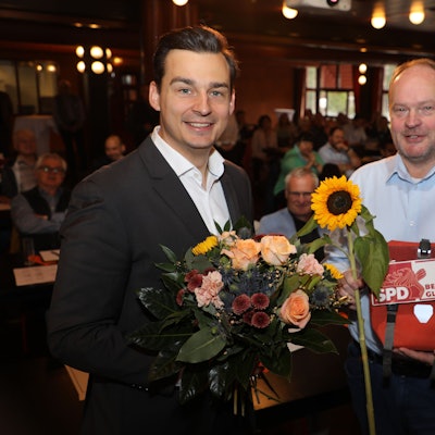 Marcel Kreutz und Hinrich Schipper aus Kürten am Samstag (28.9.) beim SPD-Kreisparteitag im Bergischen Löwen in Bergisch Gladbach.