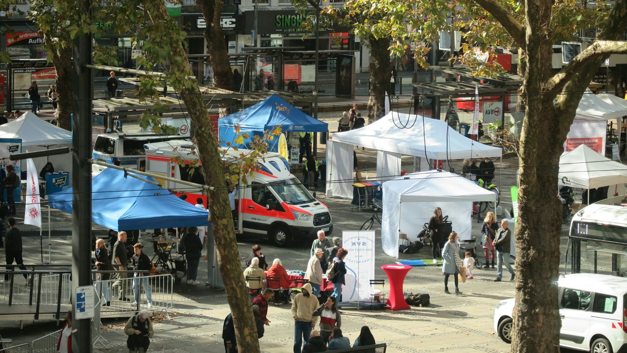 Der Neumarkt mit verschiedenen Aktionsständen von oben fotografiert.