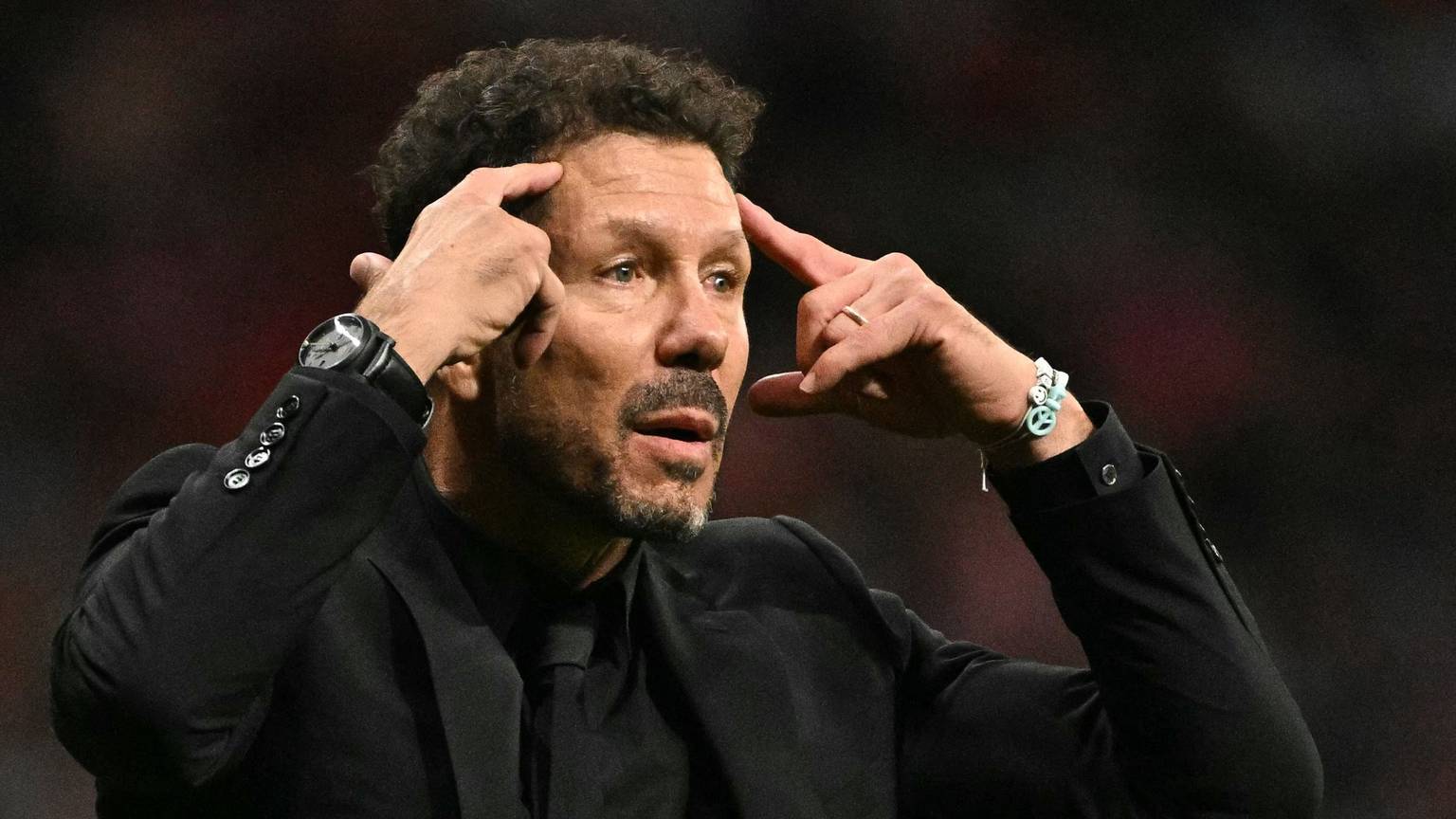 „Wir brauchen diese Leute nicht auf der Tribüne“, äußerte Atlético-Coach Diego Simeone, der in der langen Unterbrechung vor dem Fan-Block auf die eigenen Anhänger einredete und sich immer wieder mit den Fingern an die Stirn tippte.