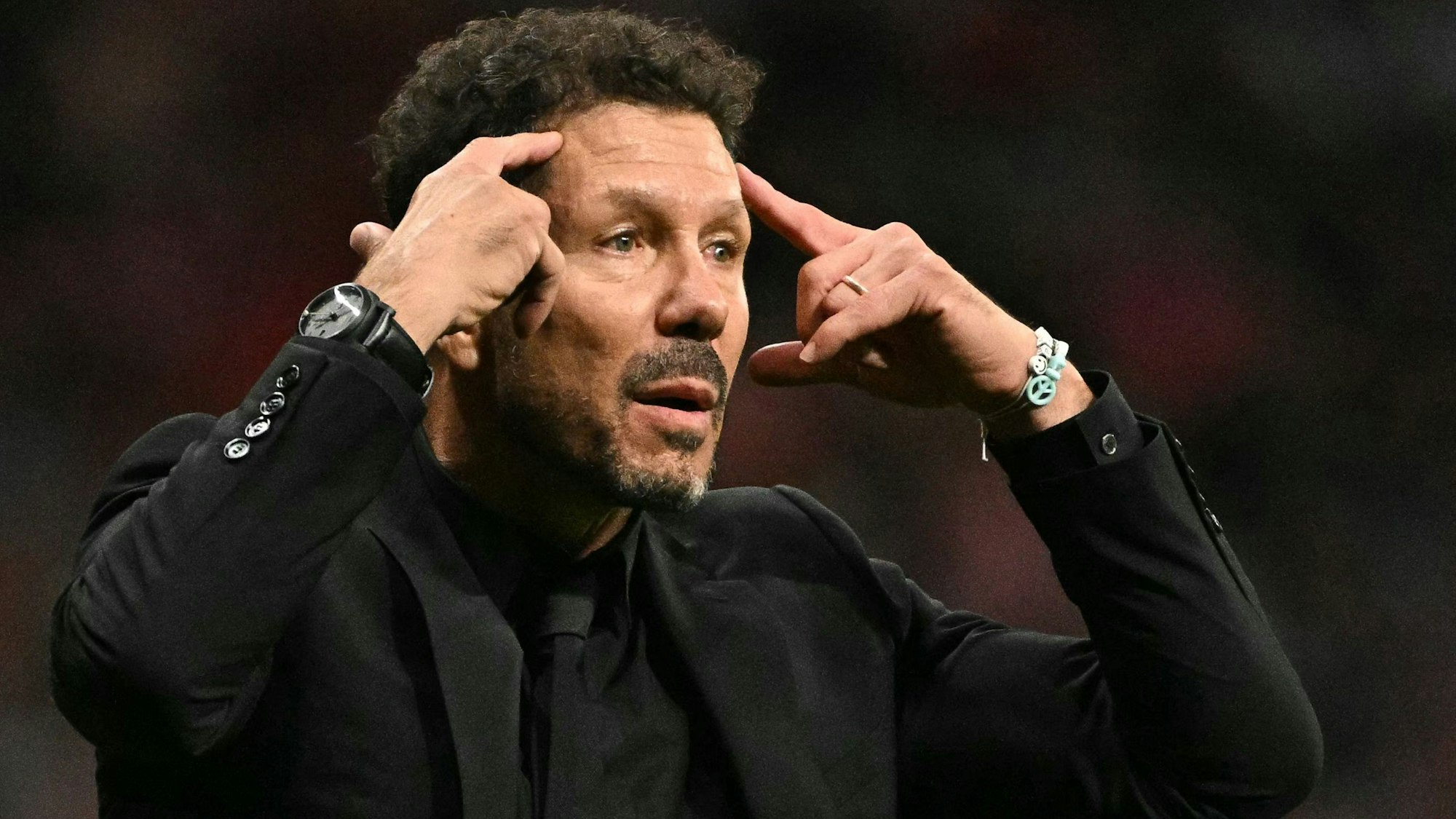 „Wir brauchen diese Leute nicht auf der Tribüne“, äußerte Atlético-Coach Diego Simeone, der in der langen Unterbrechung vor dem Fan-Block auf die eigenen Anhänger einredete und sich immer wieder mit den Fingern an die Stirn tippte.