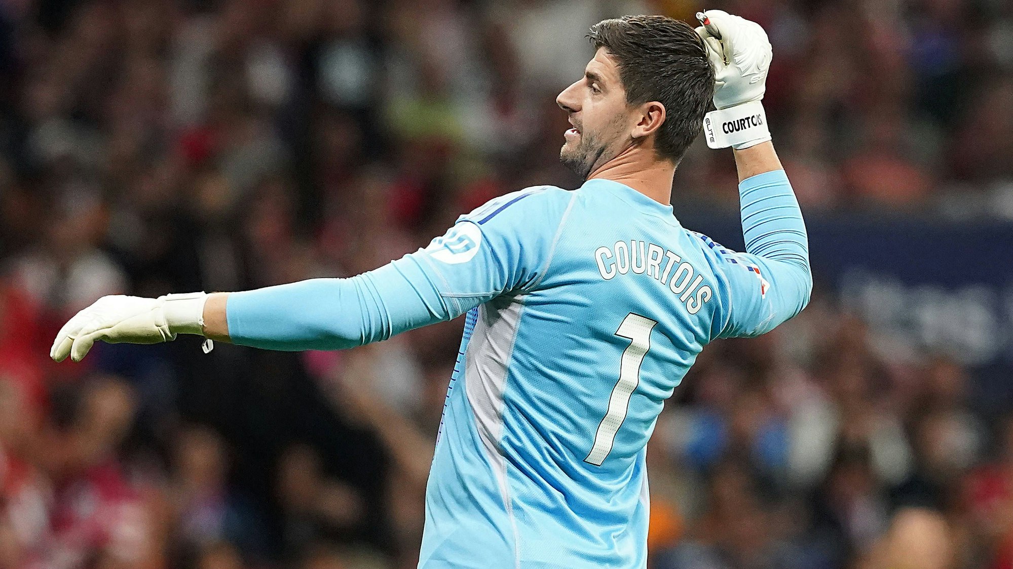 Feuerzeuge, Flaschen und zwischendurch auch eine Plastiktüte vom Rasen: Real-Keeper Thibaut Courtois.