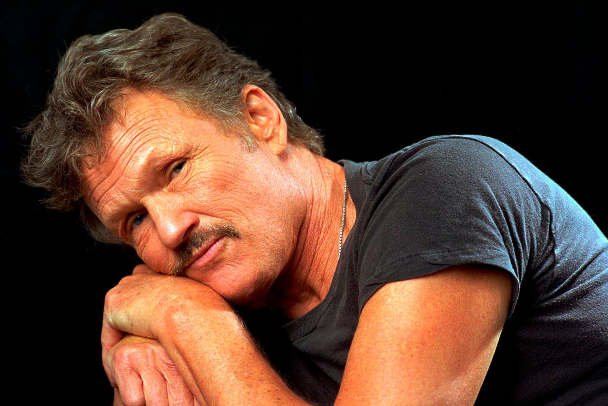 Der US-Country-Sänger und Songwriter Kris Kristofferson ist tot. Er sei am Samstag im Alter von 88 Jahren friedlich zu Hause gestorben, teilte die Familie mit.