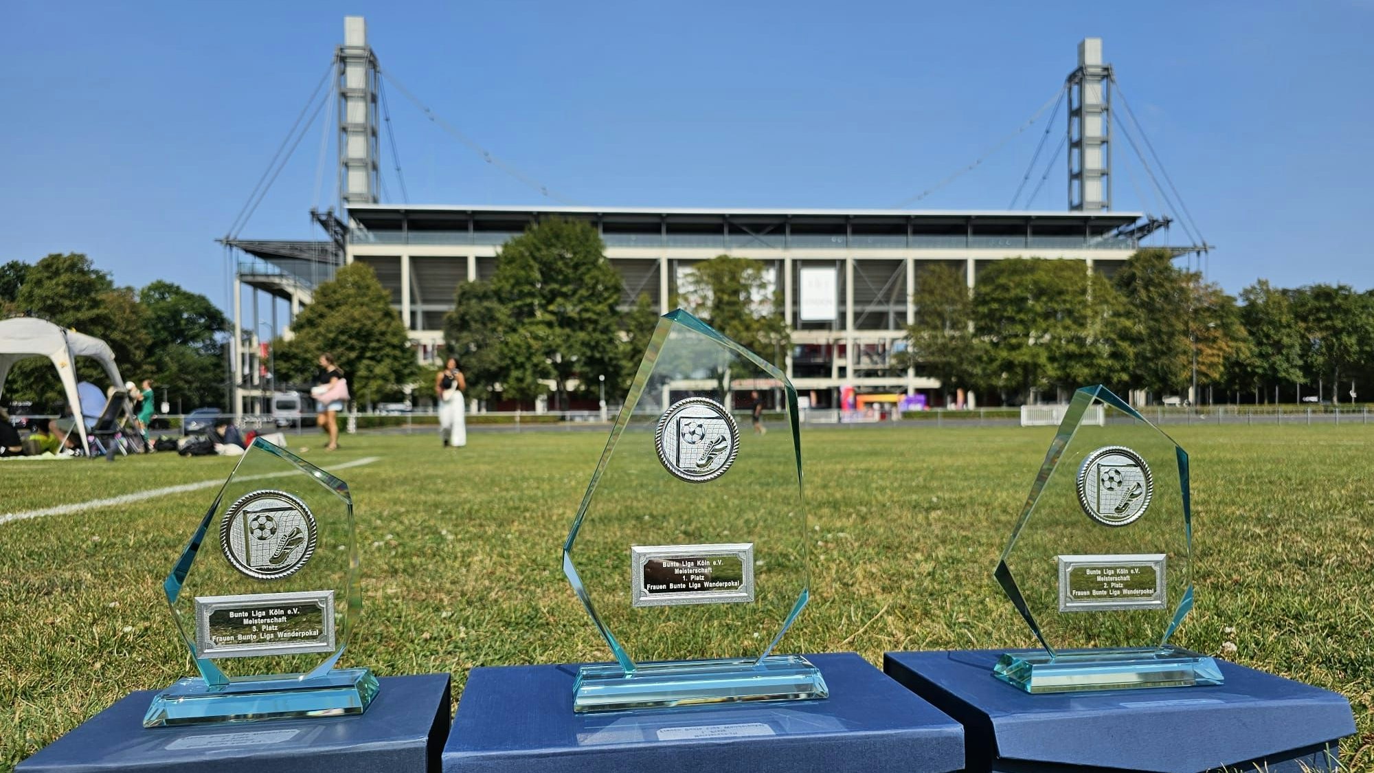 Drei Pokale vor dem Müngersdorfer Stadion.