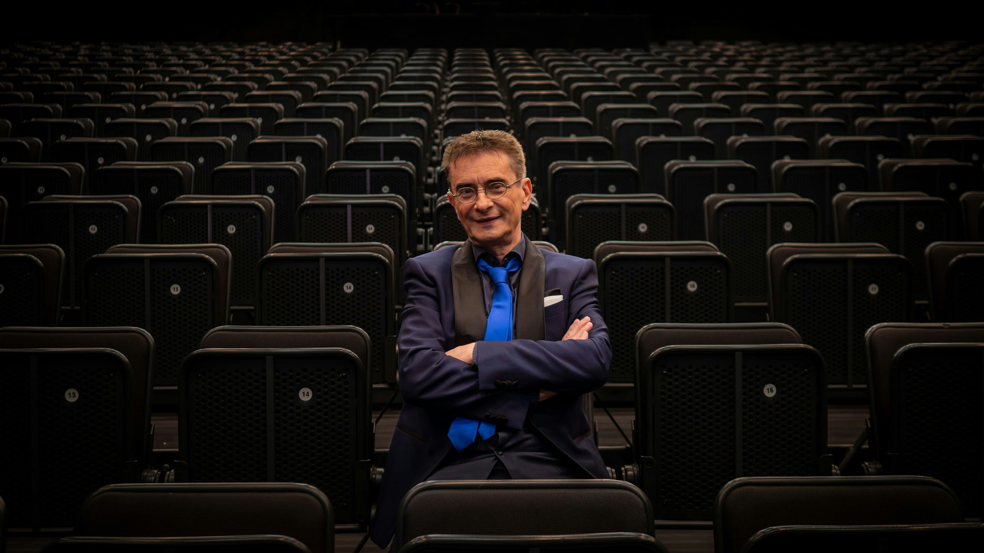 Mathias Richling sitzt in einem Theater.
