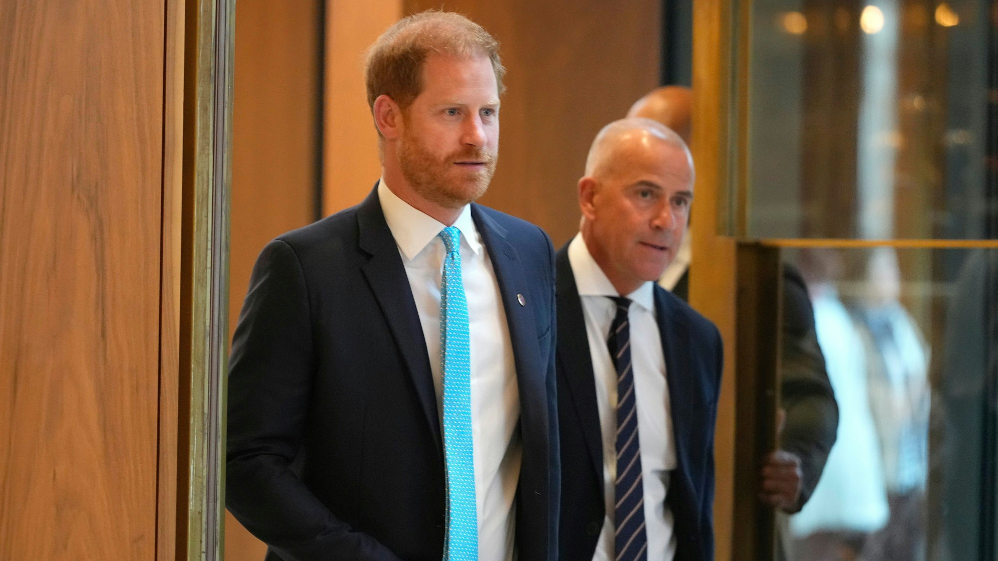 Der britische Prinz Harry (l) kommt zur Preisverleihung der Wohltätigkeitsorganisiation WellChild an.
