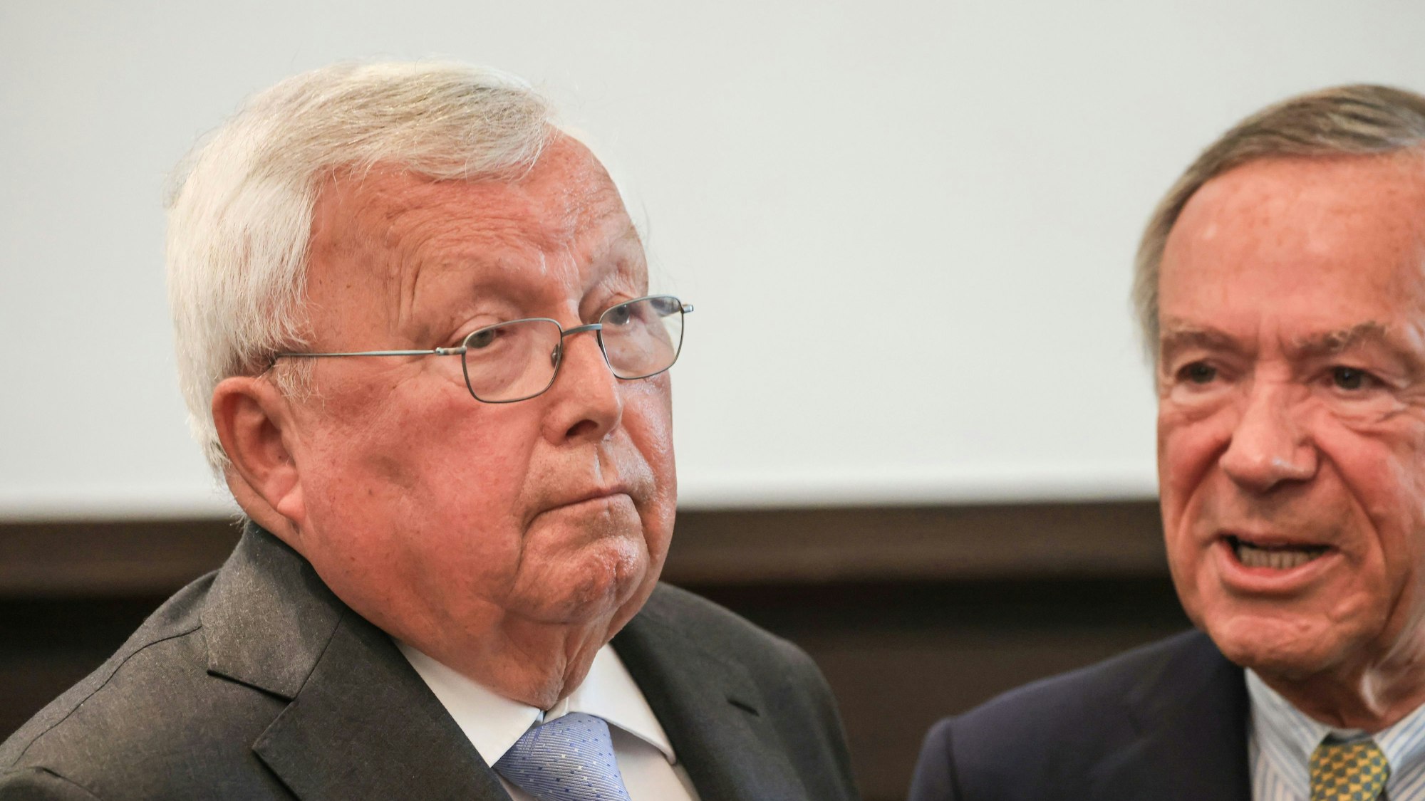 Christian Olearius steht im Gerichtssaal neben seinem Anwalt Klaus Landry (r).