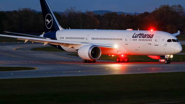 Eine Boeing 787-9 Dreamliner der Lufthansa rollt über das Rollfeld eines Flughafens.