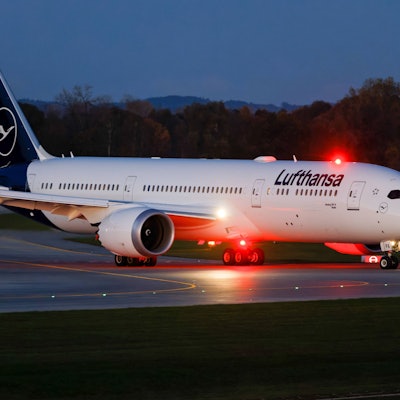 Eine Boeing 787-9 Dreamliner der Lufthansa rollt über das Rollfeld eines Flughafens.