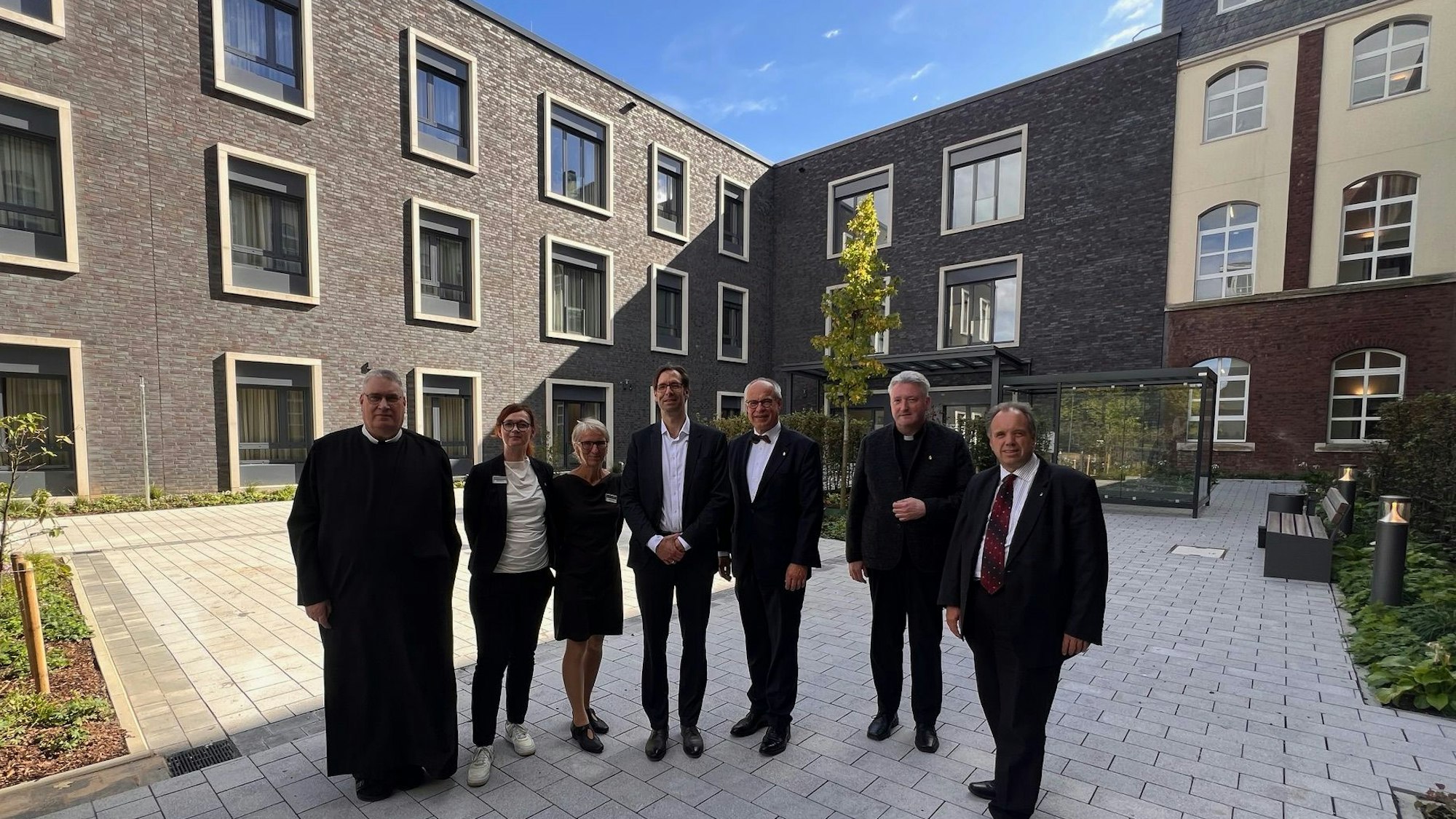 Verantwortliche vor dem Neubau
