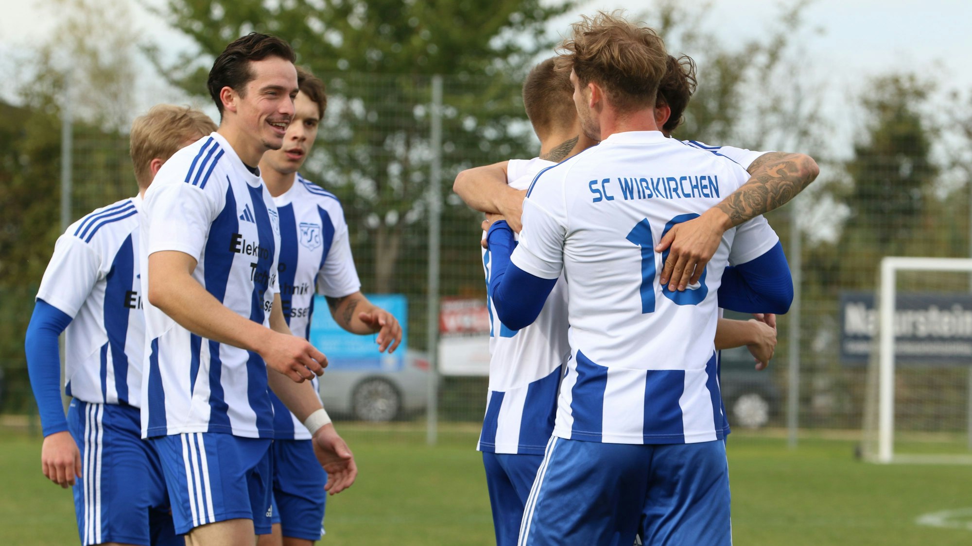 Das Bild zeigt einige Spieler des SC Wißkirchen nach dem Führungstreffer. Sie liegen sie freudig in den Armen.