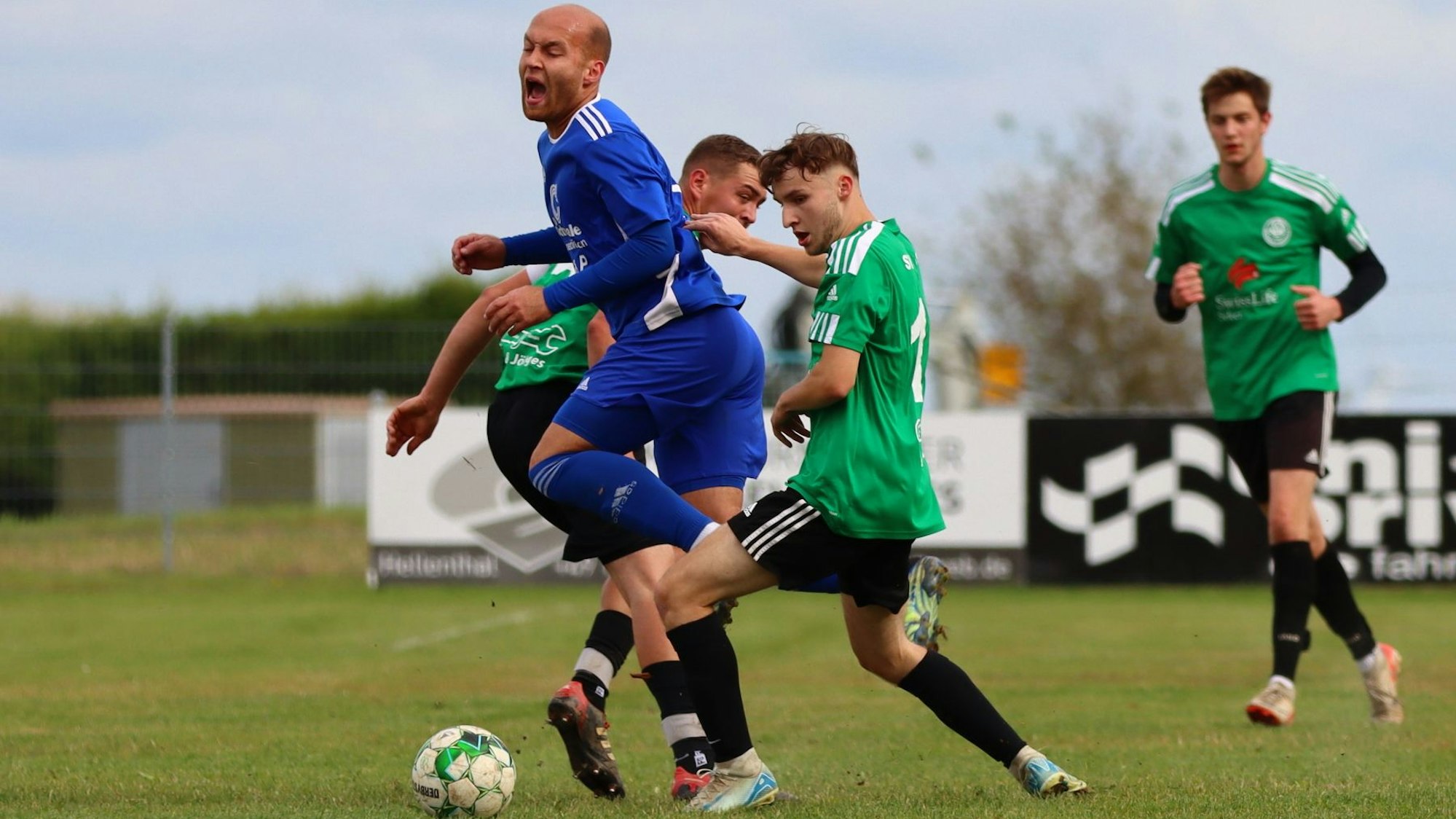 Das Bild zeigt den Moment des Foulspiels.