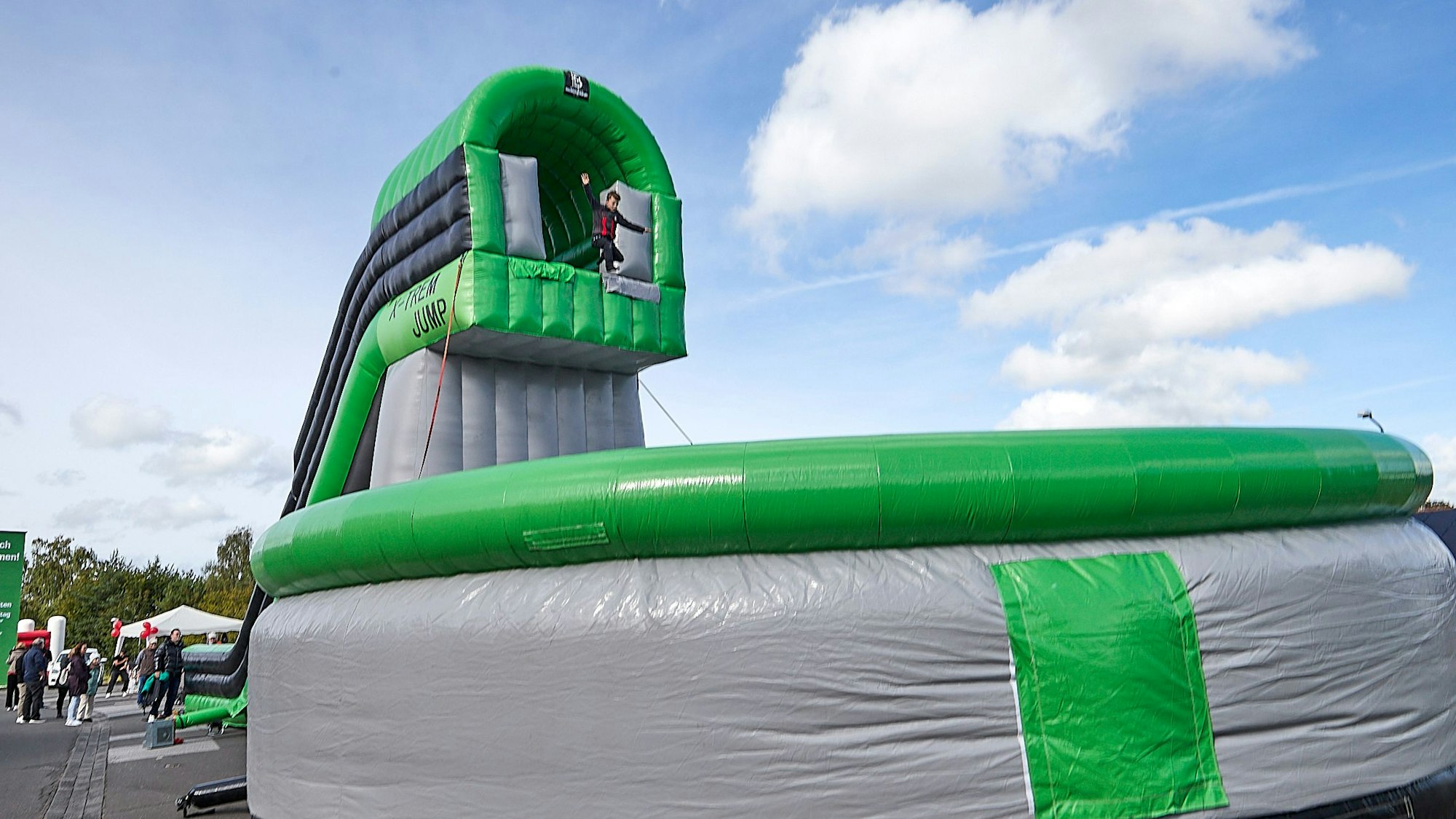 Die Hüpfburg hat einen Sprungturm.