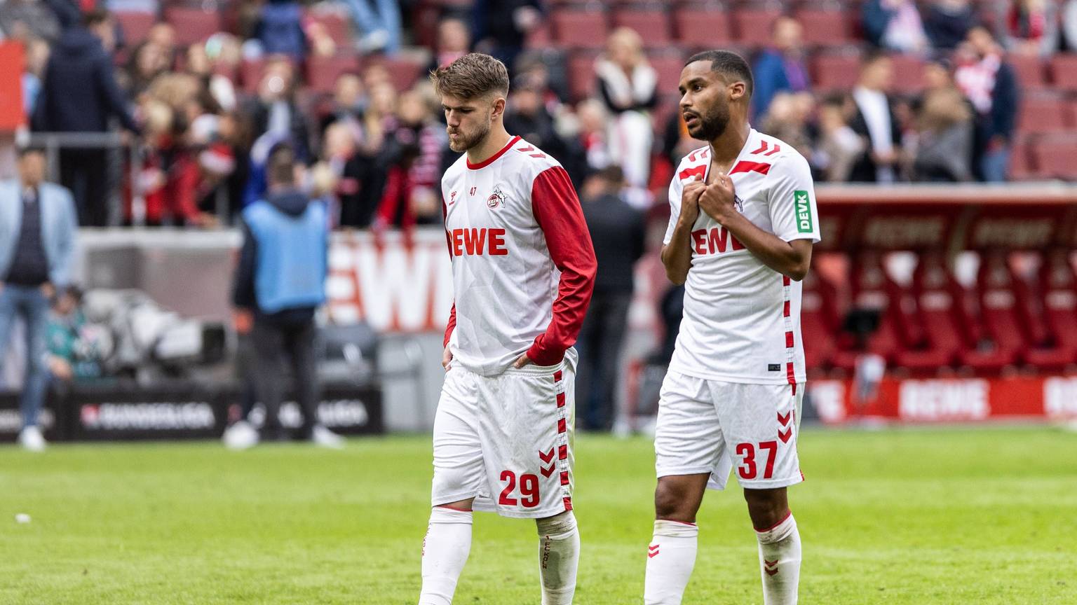 Jan Thielmann und Linton Maina vom 1.FC Köln gehen in Müngersdorf enttäuscht vom Platz. Gegen den Karlsruher SC reichte es im Rhein-Energie-Stadion am Ende nur für ein 4:4.