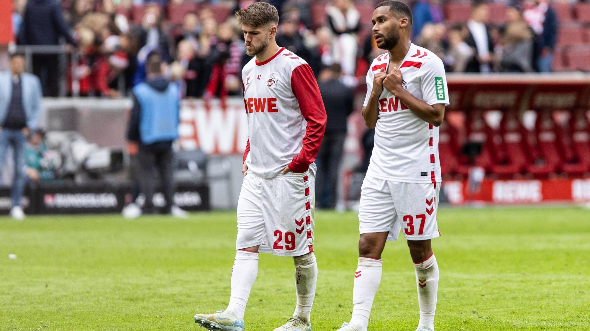 Jan Thielmann und Linton Maina vom 1.FC Köln gehen in Müngersdorf enttäuscht vom Platz. Gegen den Karlsruher SC reichte es im Rhein-Energie-Stadion am Ende nur für ein 4:4.