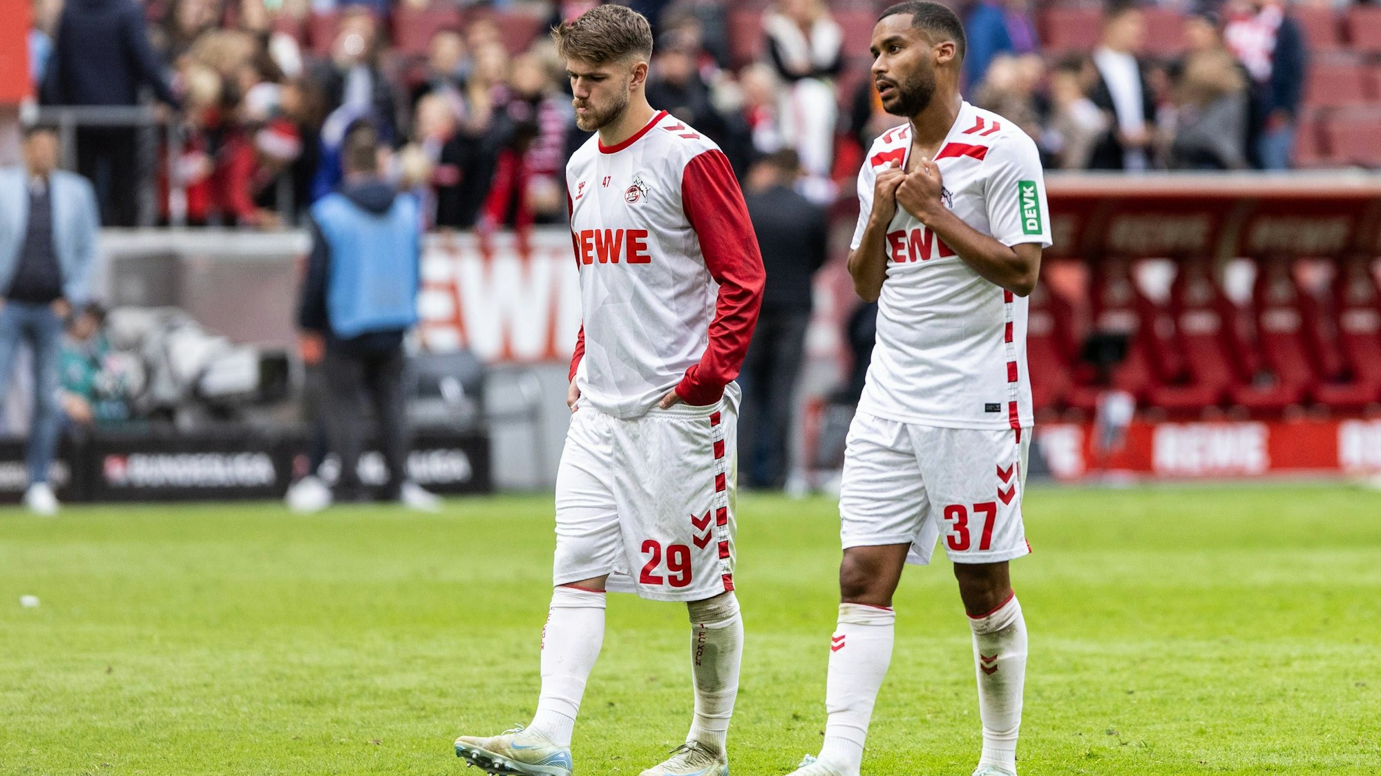 Jan Thielmann und Linton Maina vom 1.FC Köln gehen in Müngersdorf enttäuscht vom Platz. Gegen den Karlsruher SC reichte es im Rhein-Energie-Stadion am Ende nur für ein 4:4.