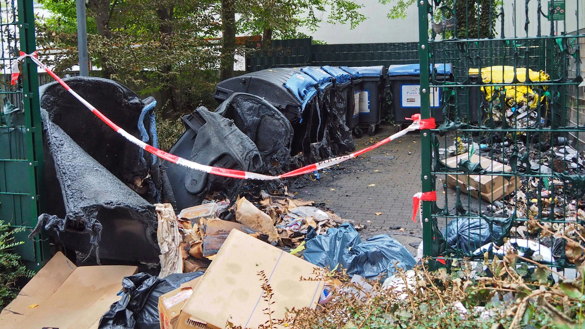 Verbrannte Müllcontainer im Wohnpark Bayenthal