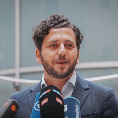 Felix Banaszak (Bündnis 90/Die Grünen) gibt auf einer Pressekonferenz seine Kandidatur für den Parteivorsitz bekannt.