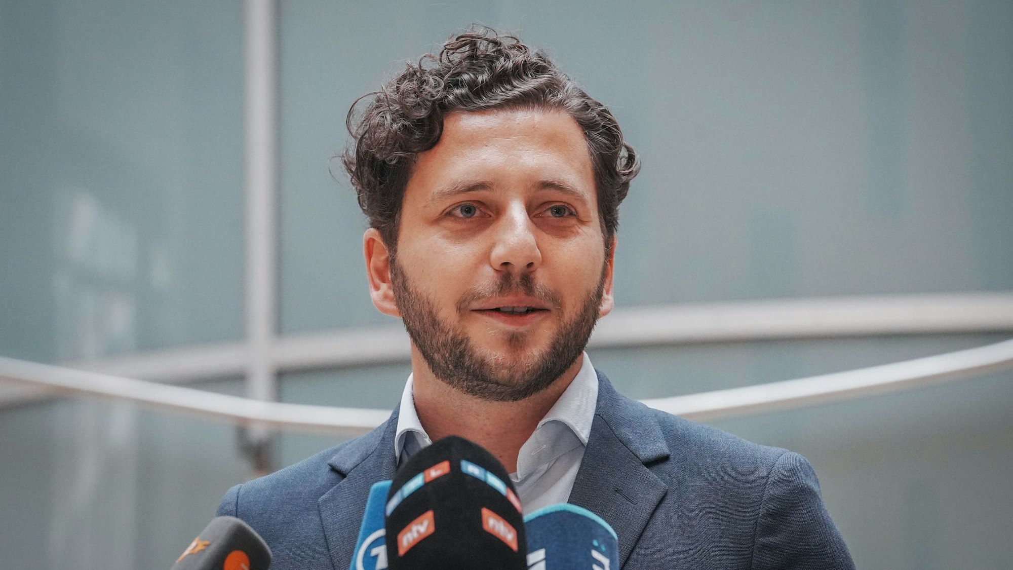 Felix Banaszak (Bündnis 90/Die Grünen) gibt auf einer Pressekonferenz seine Kandidatur für den Parteivorsitz bekannt.