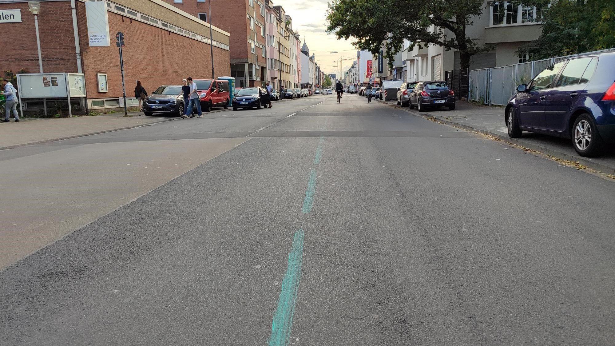 Eine grüne Linie ist auf der Berrenrather Straße in Köln-Sülz zu sehen.