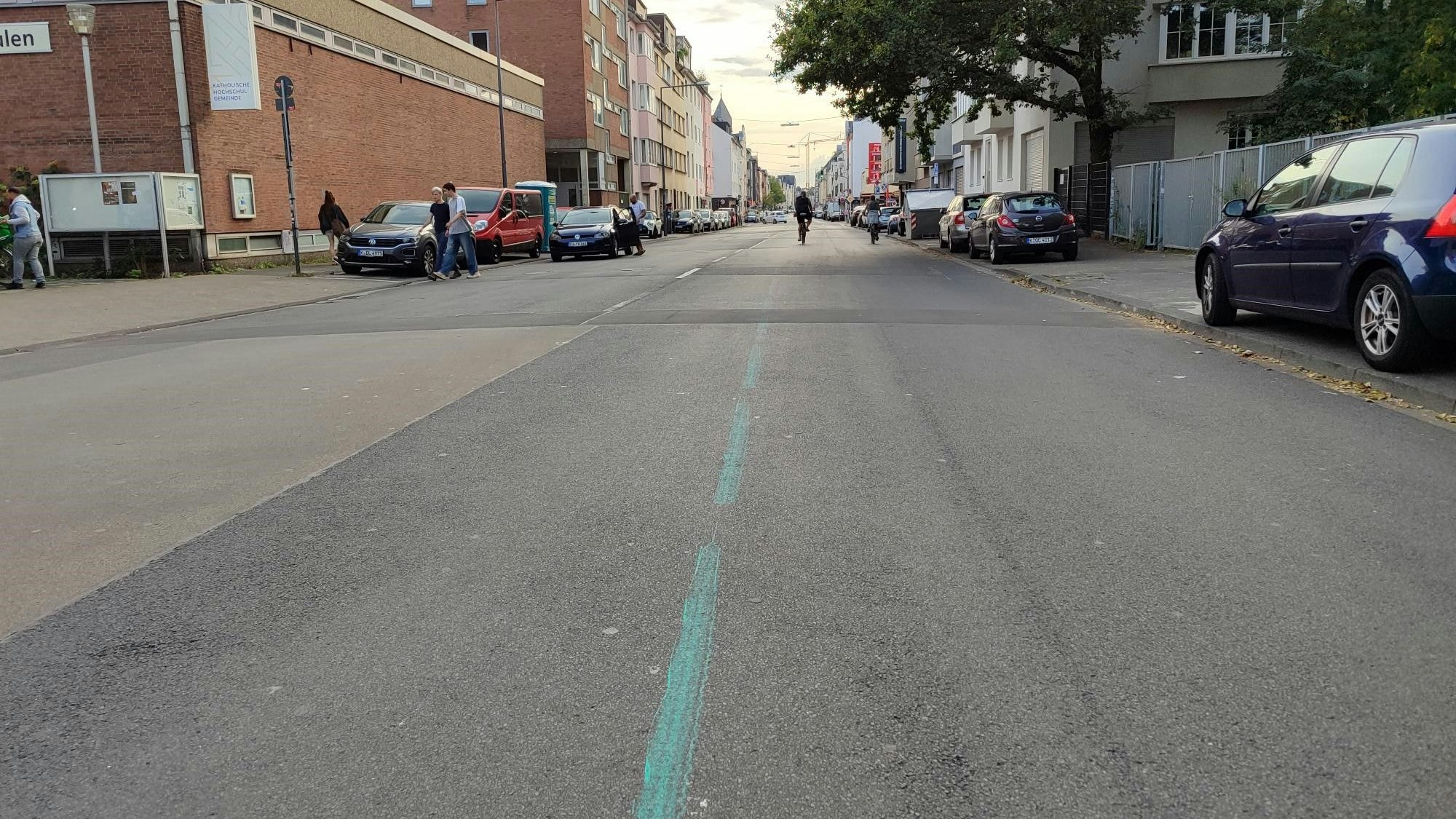 Eine grüne Linie ist auf der Berrenrather Straße in Köln-Sülz zu sehen.