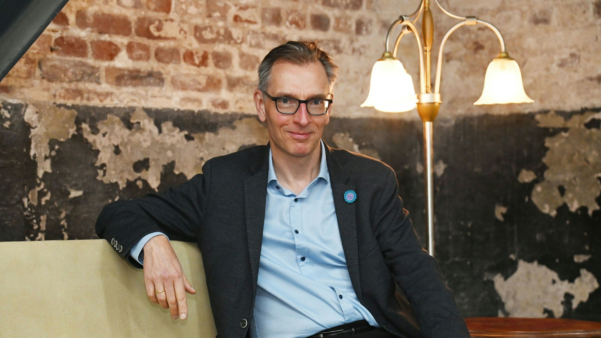 Daniel Fuhrhop auf einem Sofa in den Räumen des Petershofs.