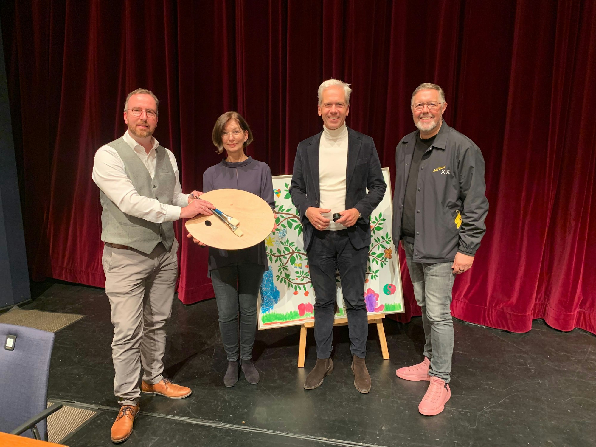 Christoph Meyer zu Berstenhorst (Leiter „PalliLev“) übergab nach der erfolgreichen Auktion zum Dank symbolisch eine Farbpalette an Andrea Peters (Arts Management bei Bayer), Markus Eisenbeis (Geschäftsführer „Van Ham“) und Thomas Helfrich (Leiter Bayer Kultur).