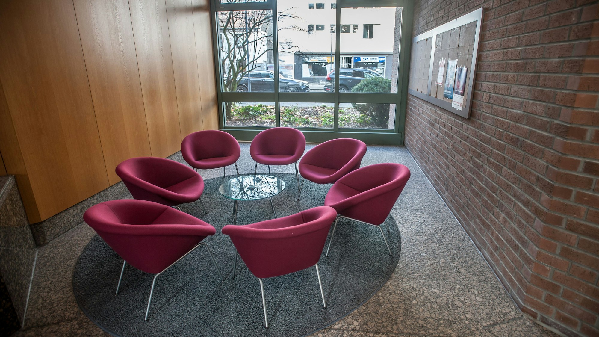 Sitzgruppe im früheren Bayer-Bürohaus an der Hauptstraße 205