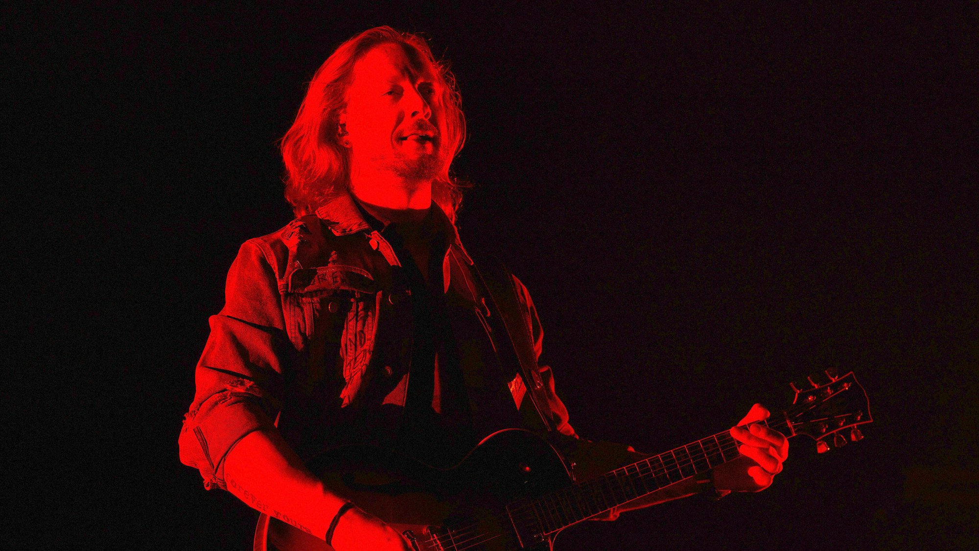 Samu Haber bei einem Konzertauftritt.