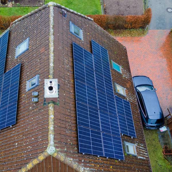Auf einem Dach ist eine Photovoltaikanlage zu sehen.