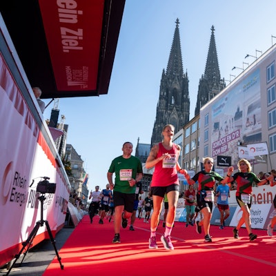 Läufer beim Köln-Marathon, im Hintergrund der Kölner Dom.
