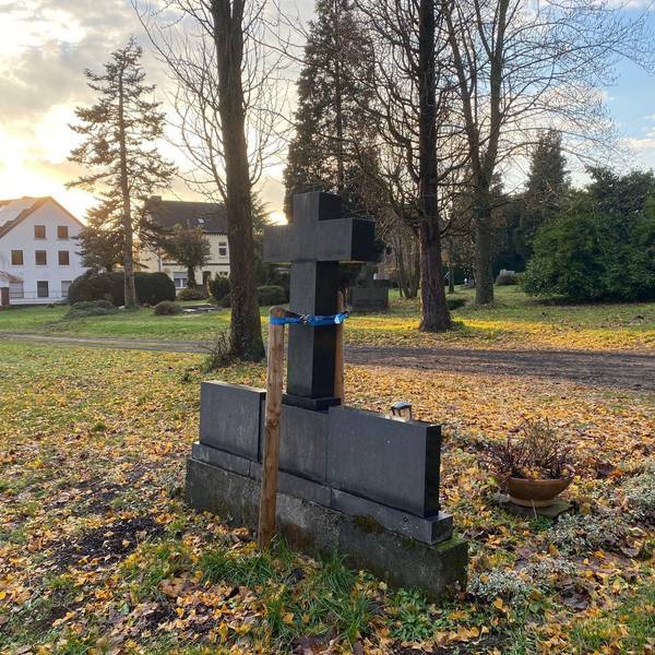 Zu sehen sind alte Grabsteine auf dem ehemaligen Kierberger Friedhof.