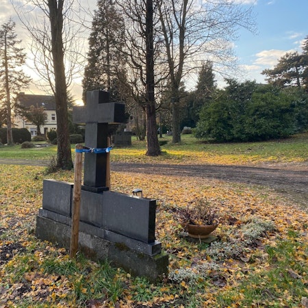 Zu sehen sind alte Grabsteine auf dem ehemaligen Kierberger Friedhof.