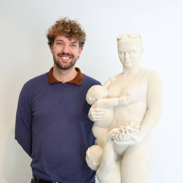 Joscha Bender steht neben seiner Skulptur „Madonna mit Pommes“.