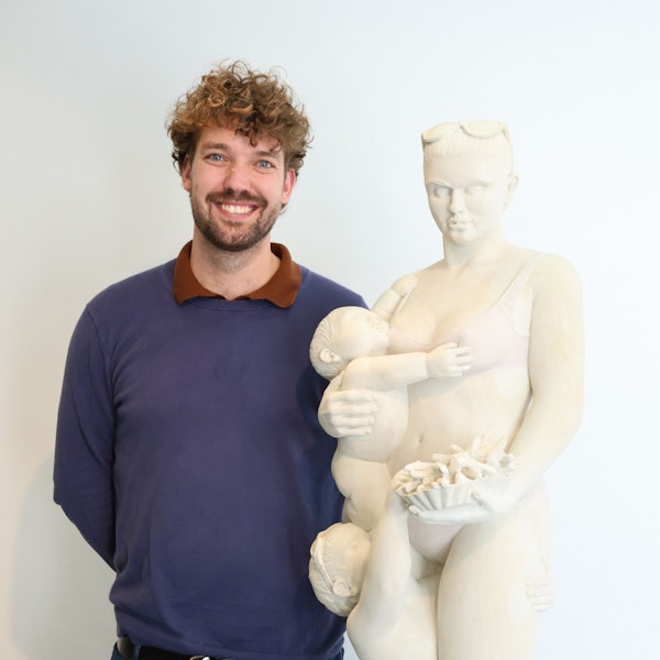 Joscha Bender steht neben seiner Skulptur „Madonna mit Pommes“.