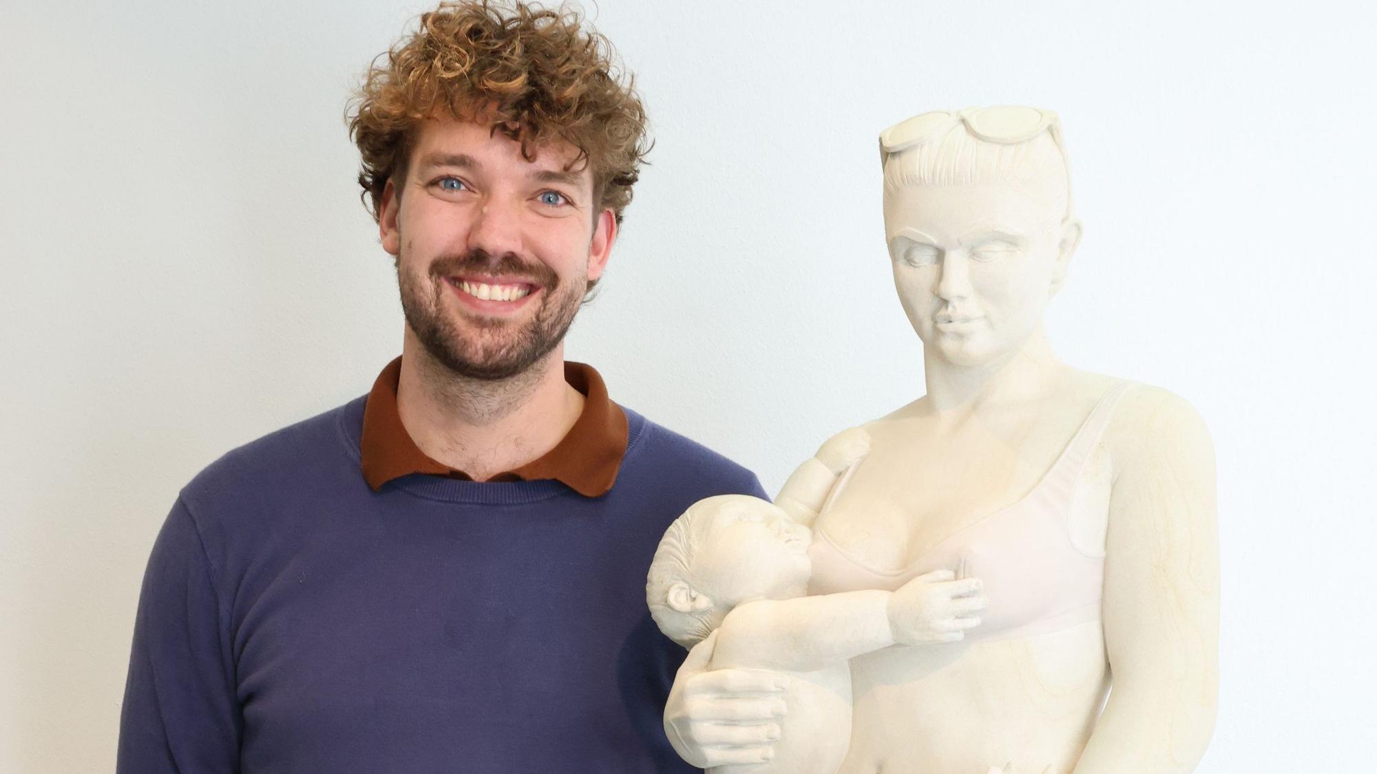 Joscha Bender steht neben seiner Skulptur „Madonna mit Pommes“.