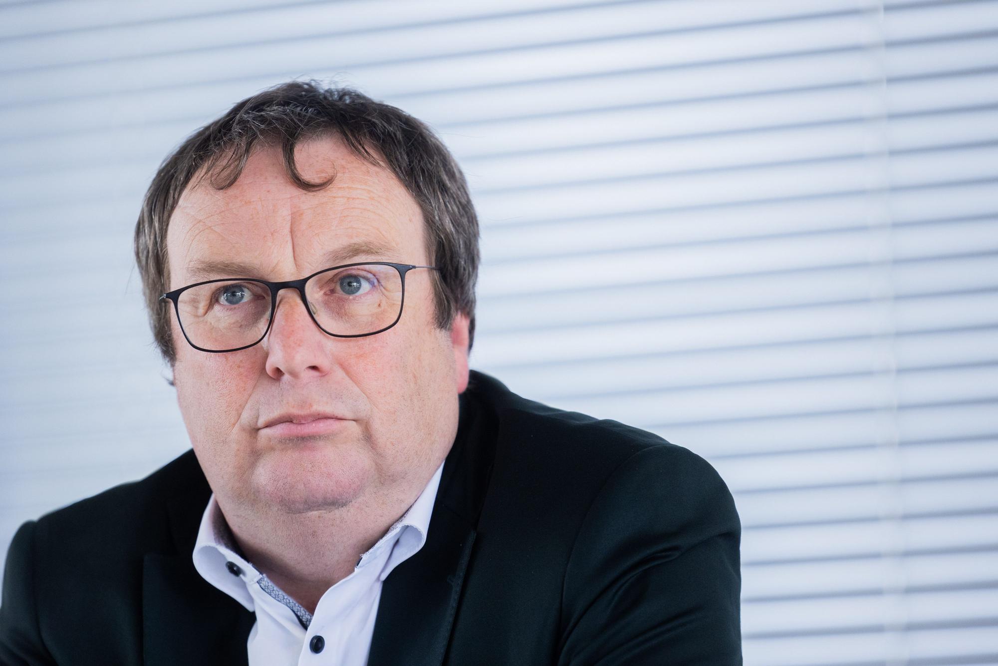 Umweltminister Oliver Krischer ist im Porträt zu sehen.