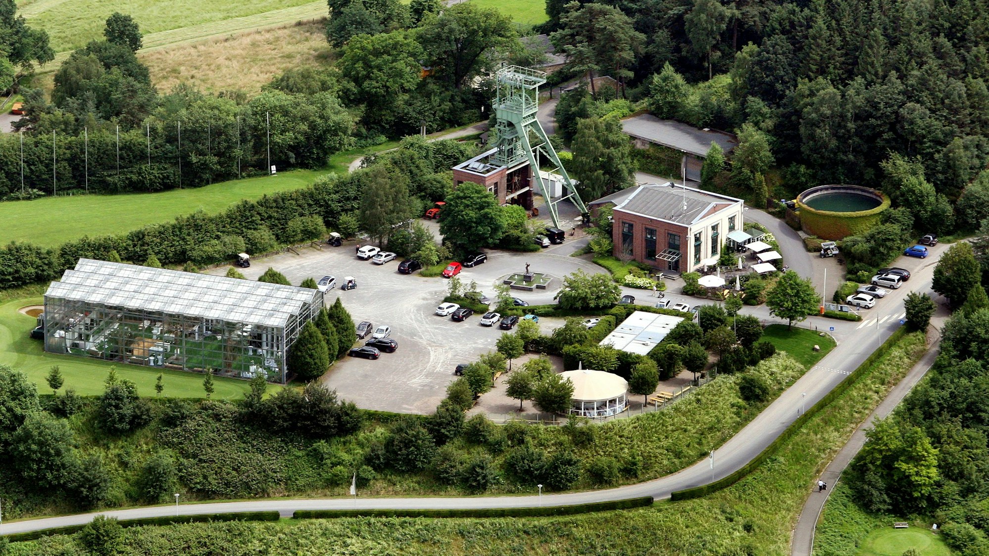 Luftbldansicht de Geländes rund um den historischen Förderturm auf dem Lüderich bei Overath-Steinenbrück.