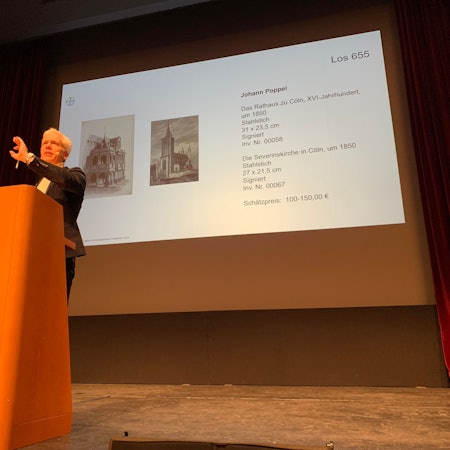Auktionator Markus Eisenbeis (Geschäftsführer Van Ham) darf demnächst noch mehr Werke aus dem Fundus der Bayer-Kultur versteigern. (Archivfoto)