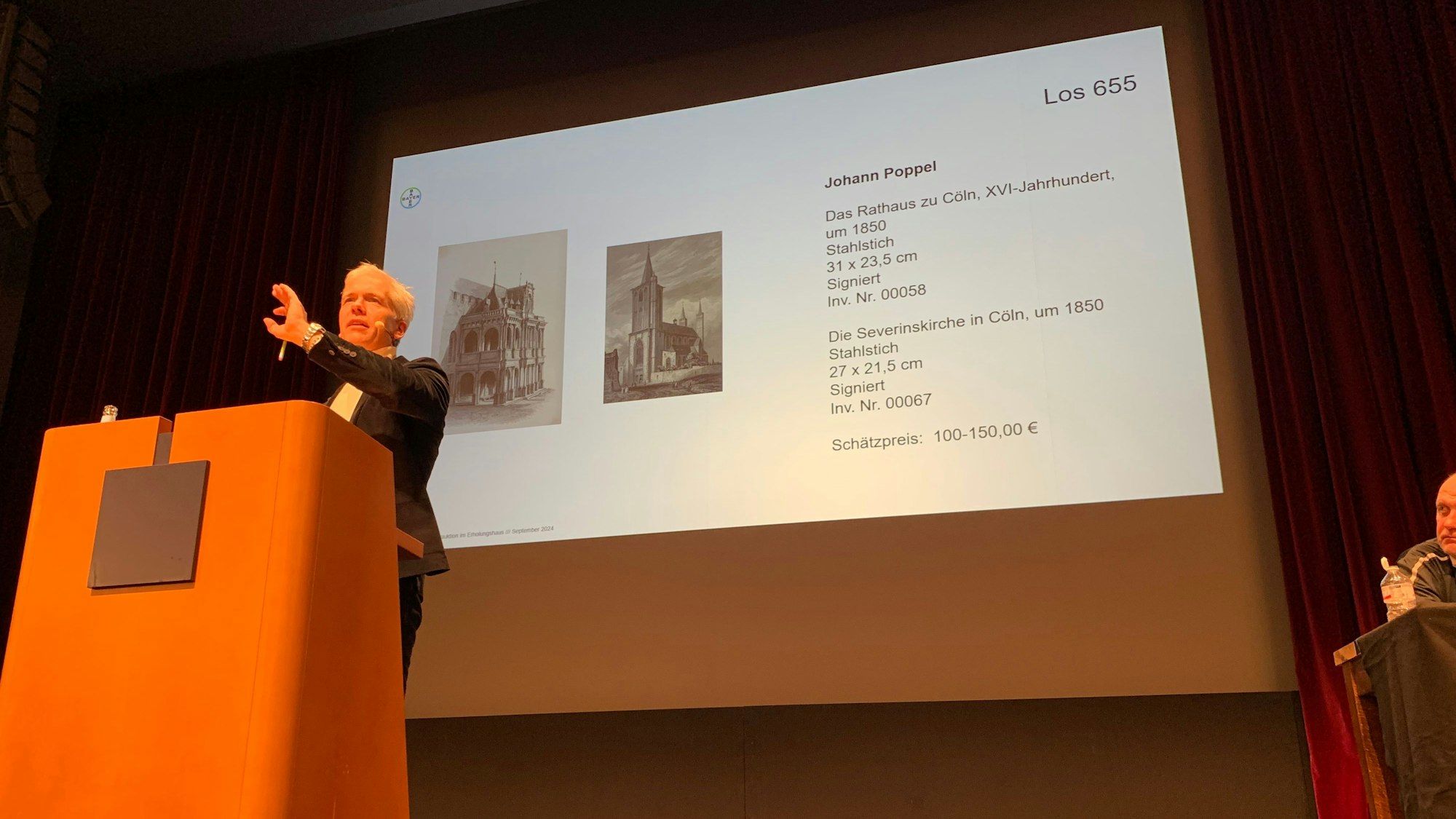 Auktionator Markus Eisenbeis (Geschäftsführer „Van Ham“) in seinem Element.