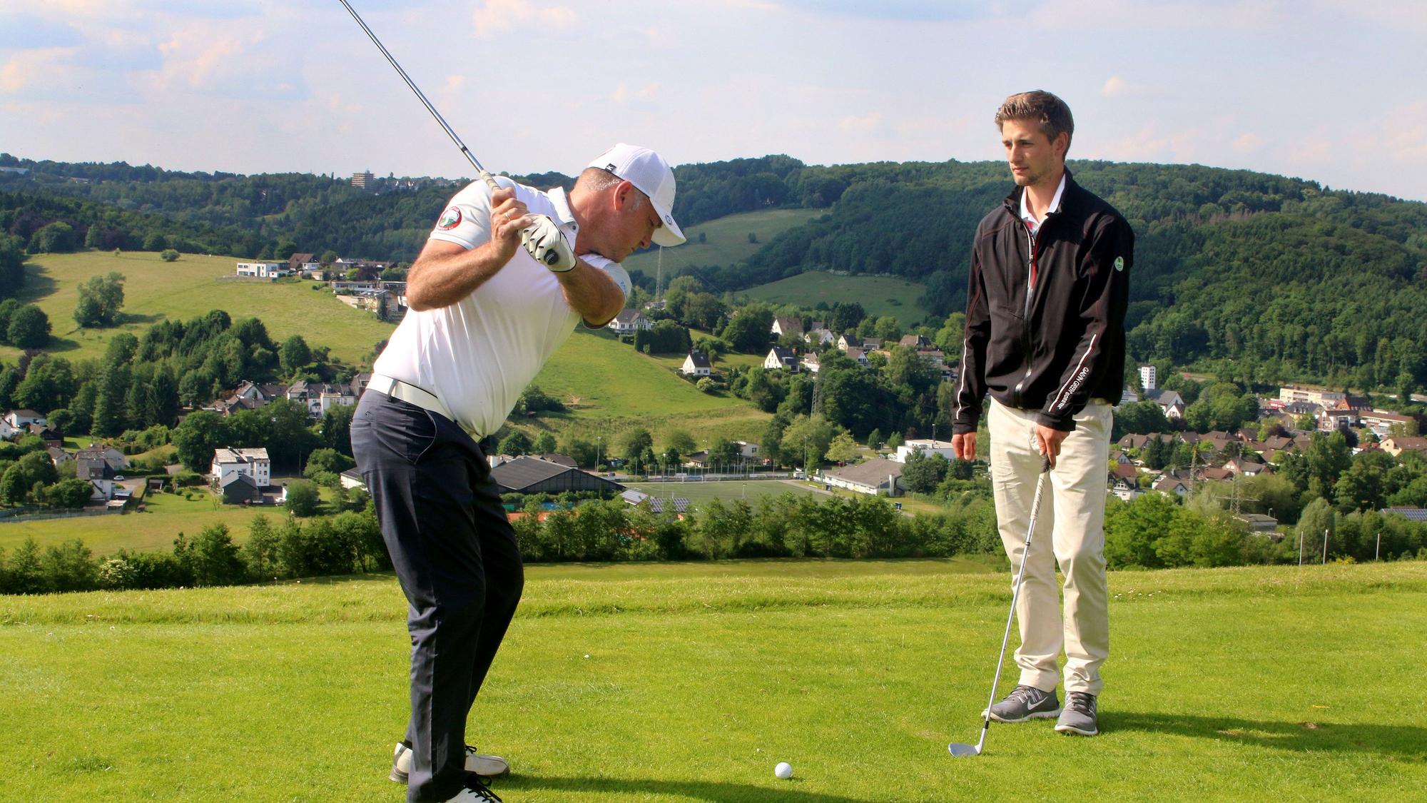 Ein Golfer übt einen Abschlag auf dem Golfplatz „Der Lüderich“.