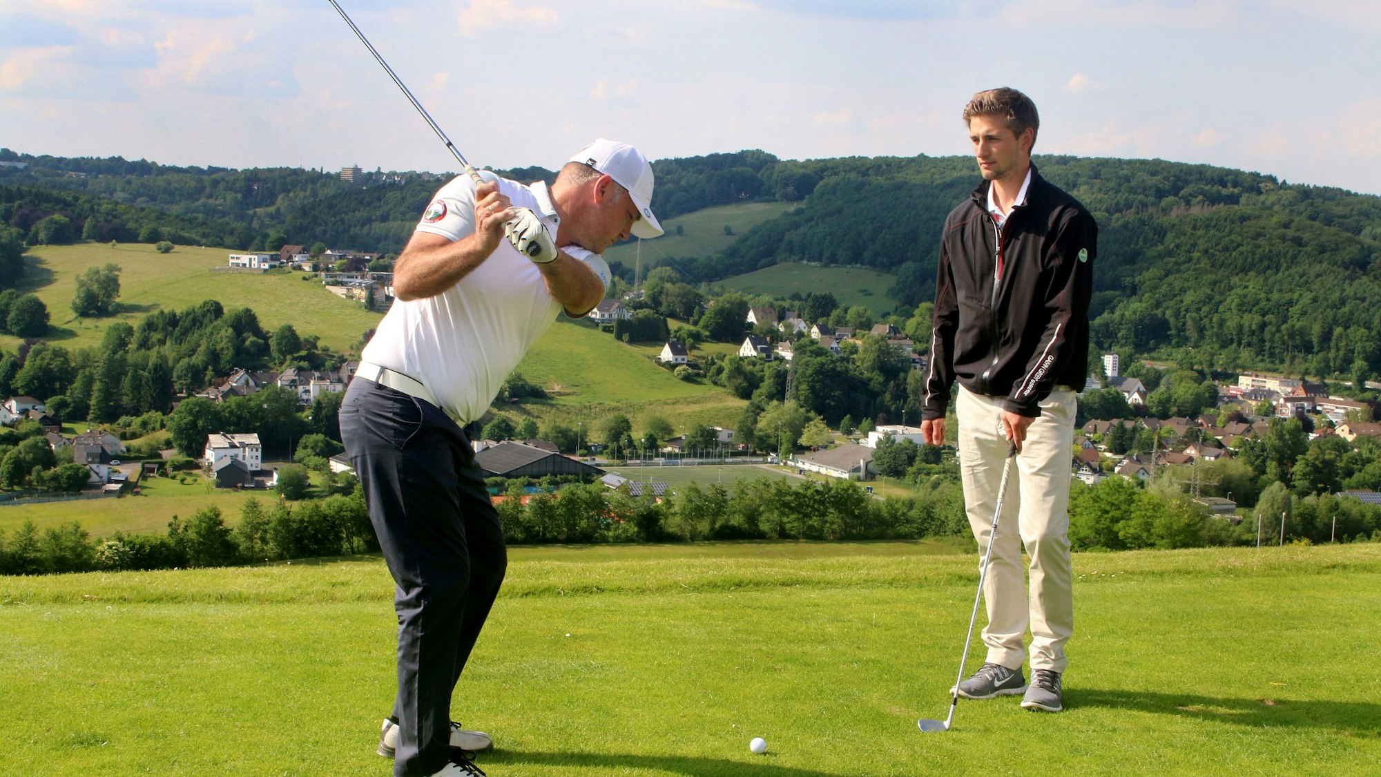 Ein Golfer übt einen Abschlag auf dem Golfplatz „Der Lüderich“.