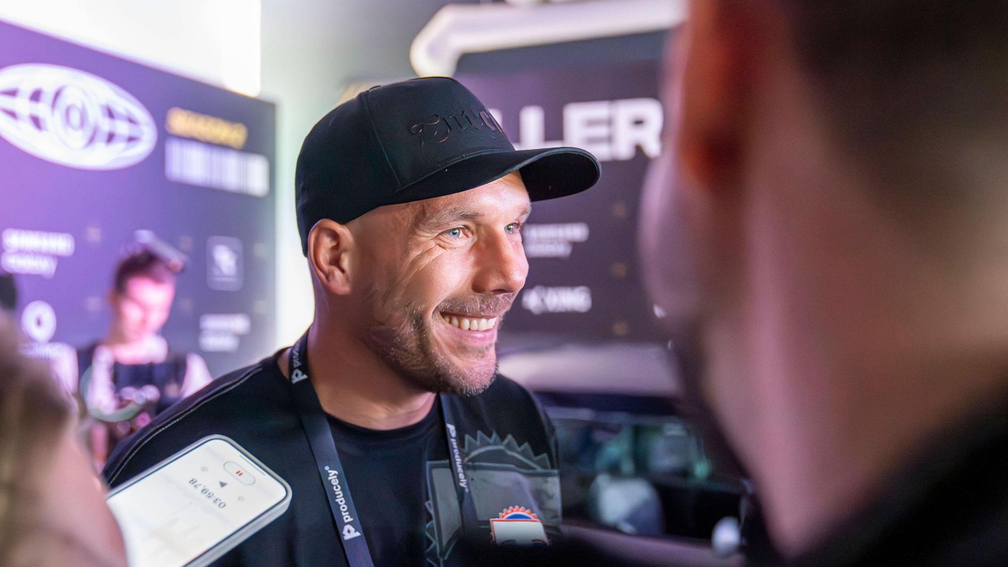 Lukas Podolski am Rande der „Baller League“-Veranstaltung am Montagabend in der Motorworld in Ossendorf.